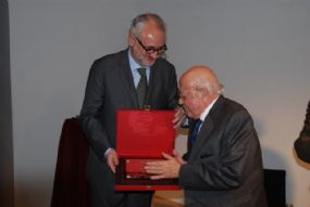 Jiménez Lozano recibe La Corona de Ester de la mano del director del centro, Florentino Portero. Foto de casa Sefarad