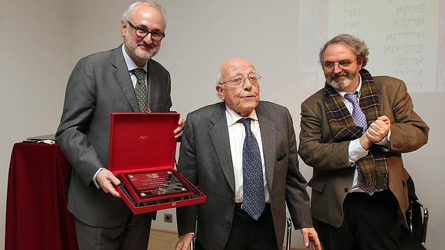 Fuente: ICAL - Jim�nez Lozano recibe La Corona de Ester de la mano del director del centro, Florentino Portero, y Jon Juaristi, director general de Universidades de la Comunidad