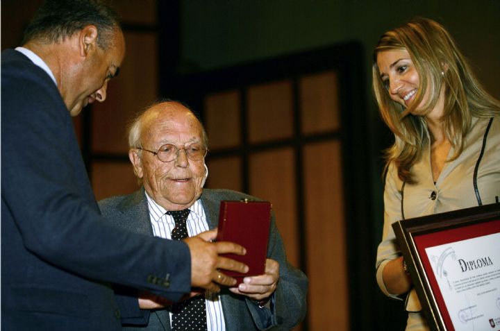 Jim�nez Lozano recibe el premio de manos de Alicia Garc�a, consejera de Cultura y Turismo, y Miguel �ngel Garc�a Nieto. Ical