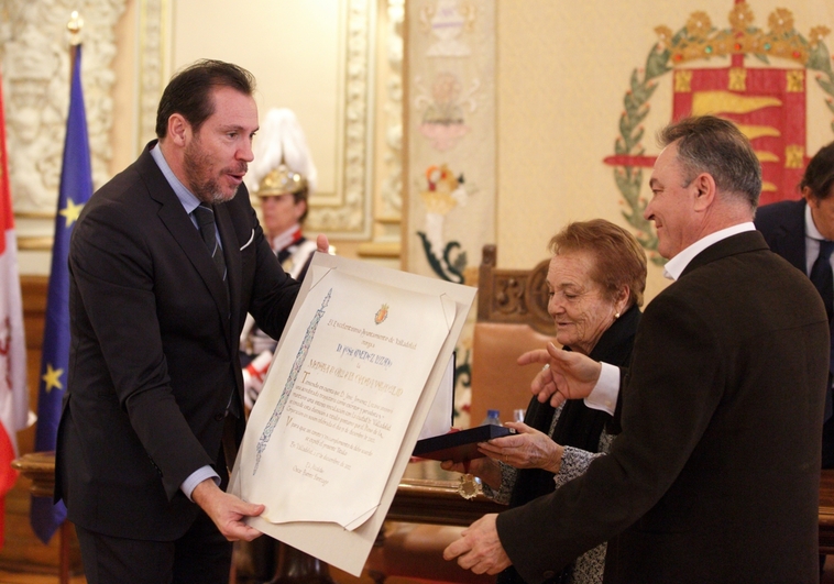 scar Puente entrega a la familia de Jos Jimnez Lozano la distincin con la Medalla de Oro de Valladolid. Foto: FERNANDO BLANCO (ABC)