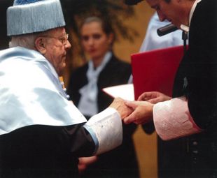 Doctor Honoris Causa en Humanidades por la Universidad  Francisco de Vitoria