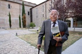 Jimnez Lozano con el libro de vila. Ical